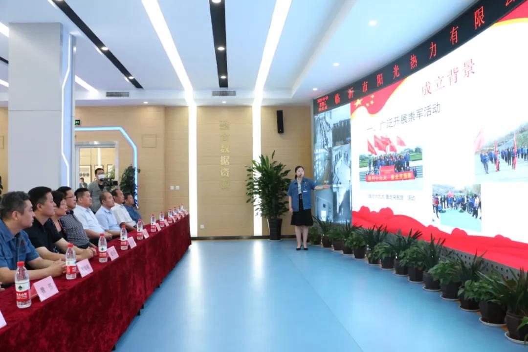 聽(tīng)匯報(bào).jpg